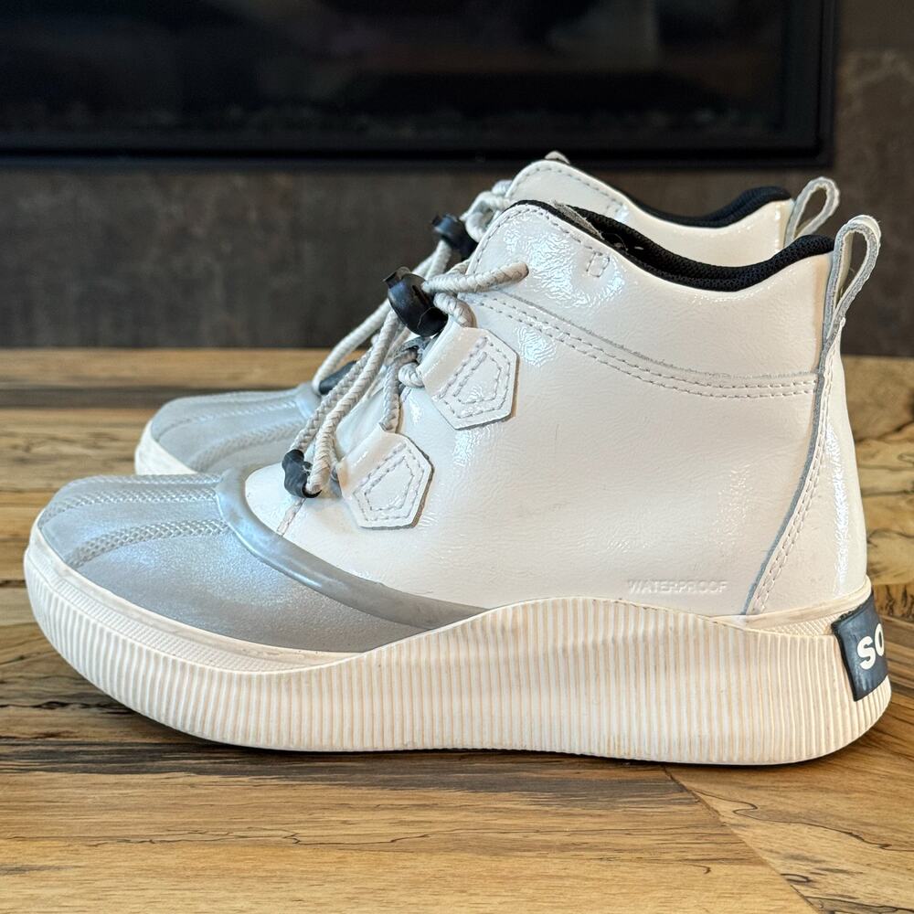 Sorel Kids Out N About IV Classic Waterproof Boots White Silver Size 4 Youth - Picture 7 of 12